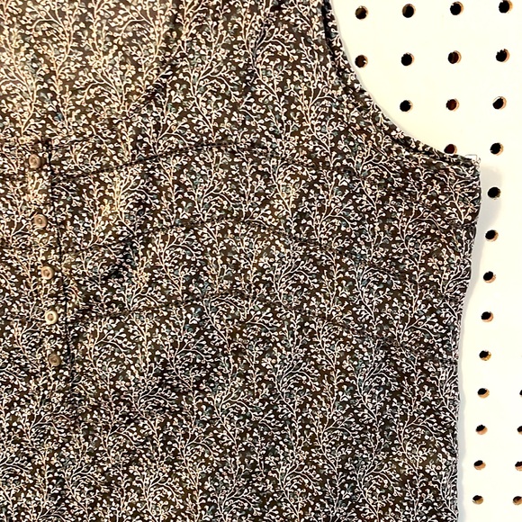 Eddie Bauer Women’s Tiny Floral Tank Top with Button Opening Front Charcoal Teal - Picture 4 of 9